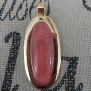 ROMAN brand VINTAGE GOLD TONE SALMON PINK PENDANT - Resin, Gorgeous Classic Lux